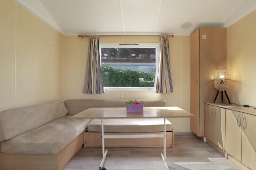 a living room with a couch and a table at Calma in Barbate