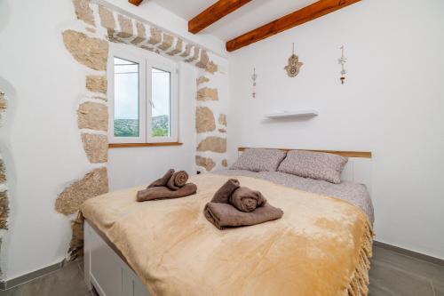 een slaapkamer met 2 teddyberen op een bed bij Stone House ZEN in Grižane