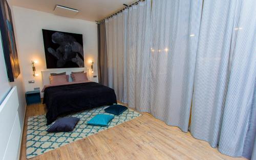 une chambre avec un lit et une grande fenêtre dans l'établissement Laksa Apartments, à Budapest