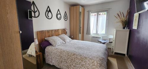 a bedroom with a bed and a window at Maison au bout du chemin in Gouvieux