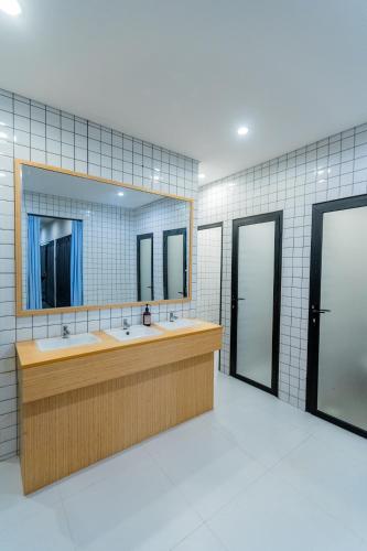 a bathroom with two sinks and a large mirror at Samada Work Life Canggu in Canggu