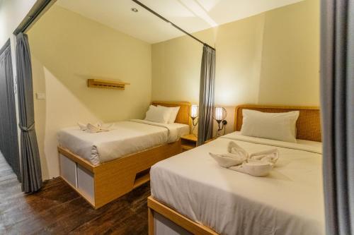 チャングーにあるSamada Work Life Cangguのベッドが2つと鏡がある部屋