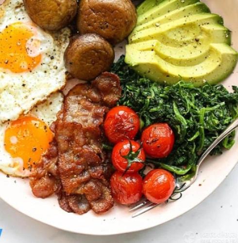 - un plateau de petit-déjeuner composé d'œufs, de viande et de légumes dans l'établissement Wildberry cycling, à Lignieres-Orgeres