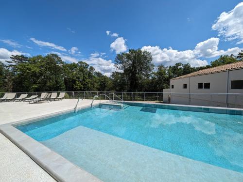 una grande piscina in cima a un edificio di Hôtel des Thermes des Fumades ad Allegre Les Fumades