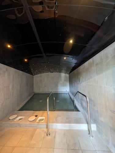 - une piscine d'eau dans une chambre avec des escaliers dans l'établissement Hôtel des Thermes des Fumades, à Allegre Les Fumades