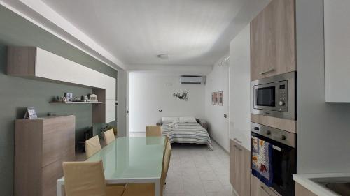 a kitchen with a glass table in a room at Terrazza Bianca in Vittoria