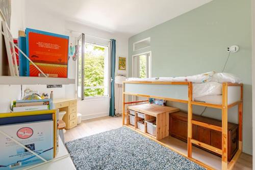 a small room with a bunk bed and a desk at Maison La campagne à Paris in Le Pré-Saint-Gervais