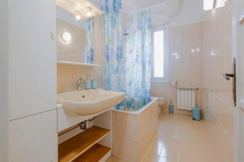 Ένα μπάνιο στο "L'Attico Bianco" city view 10 m a piedi dal mare