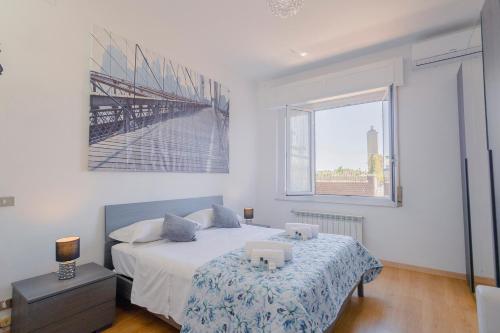 Ένα ή περισσότερα κρεβάτια σε δωμάτιο στο "L'Attico Bianco" city view 10 m a piedi dal mare