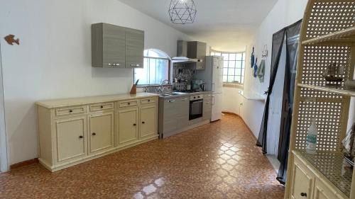 Η κουζίνα ή μικρή κουζίνα στο La Torretta di Ognina