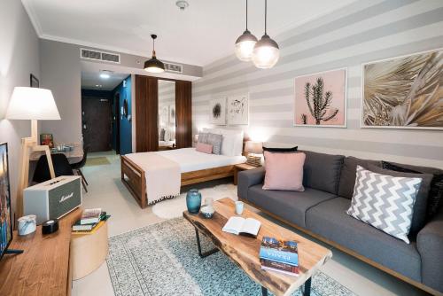 Gallery image of Blueground JLT marina view pool gym DXB-212 in Dubai