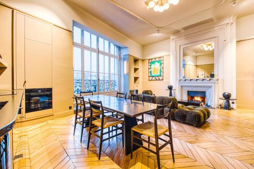 une salle à manger avec une table et des chaises et une cheminée dans l'établissement Atelier Artiste, à Paris