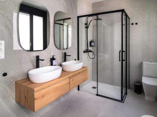 een badkamer met twee wastafels en een douche bij Antonella Suites in Fuentes de Andalucía
