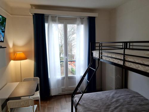 - une chambre avec des lits superposés, un bureau et une fenêtre dans l'établissement chez Joseph, à Ville-dʼAvray