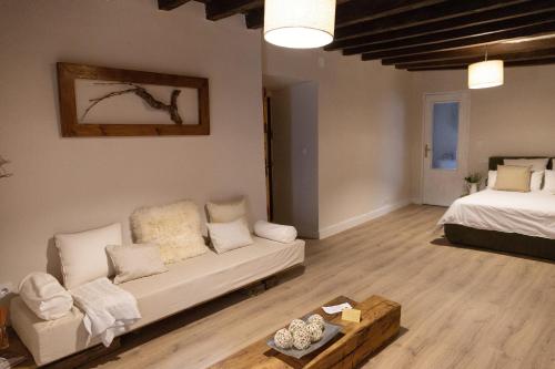 a living room with a couch and a bed at Casa Nicola in Toro