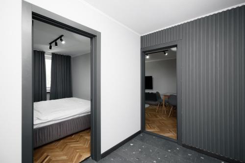 1 dormitorio con espejo y 1 cama en Urban Apartament, en Chişinău