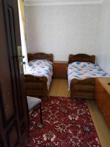 Postel nebo postele na pokoji v ubytování Tskaltubo Guesthouse Oda