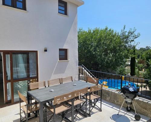 Bazén v ubytování Villa Nautia Stone House nebo v jeho okolí