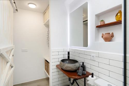 a bathroom with white walls and a sink at Apartamento Pitaya in Arrecife