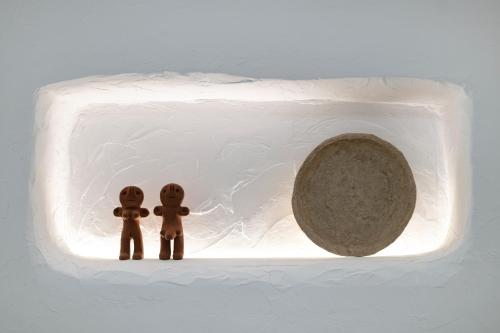 two gingerbread people standing in a white object with a rock at Apartamento Pitaya in Arrecife