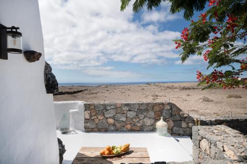 a bowl of fruit on a table with a view of the beach at Apartamento Pitaya in Arrecife