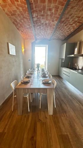 a long dining room table with chairs and a large room at Il Sogno di Elisa Country House in Calosso