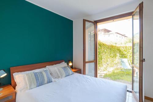 Ένα ή περισσότερα κρεβάτια σε δωμάτιο στο Cozy apartment with garden