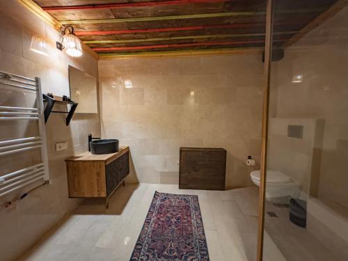 un baño con lavabo e inodoro en Casa Di Cappadocia, en Uchisar