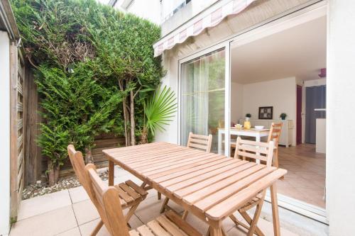 une table et des chaises en bois sur une terrasse dans l'établissement Studio avec Terrasse en centre-ville de La Rochelle 3 étoiles, à La Rochelle
