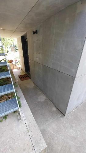 a side view of a building with a metal wall at La Villa Joséphine in Écully
