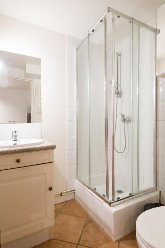 une salle de bain avec douche et lavabo dans l'établissement Studio avec Terrasse en centre-ville de La Rochelle 3 étoiles, à La Rochelle