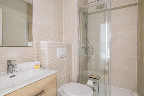 une salle de bain avec une douche, des toilettes et un lavabo dans l'établissement Studio neuf, clim et parking, Cité Internationale, à Caluire-et-Cuire