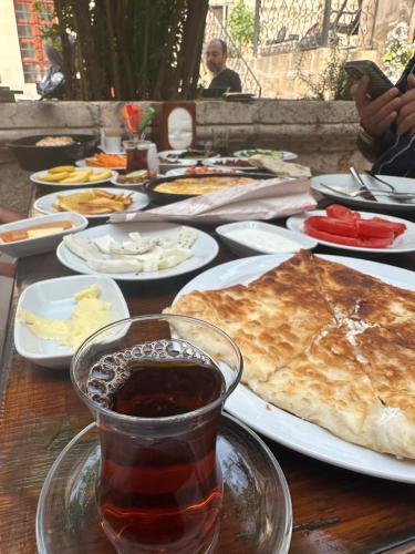 ein Holztisch mit Tellern voller Essen darauf in der Unterkunft Muzepotamia Butik Otel in Şanlıurfa
