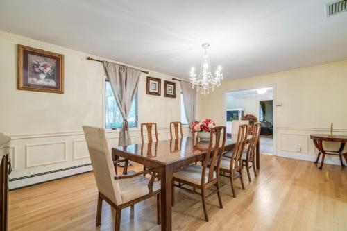 Galería fotográfica de Serene Haven- Stunning Yard, Pool, and Views home en Old Westbury