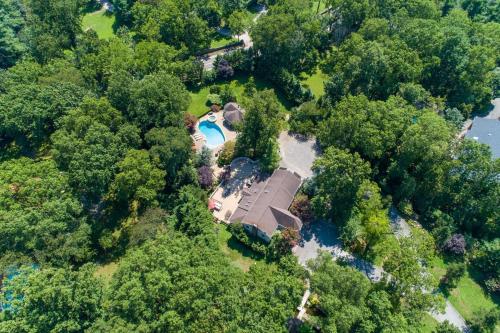 Galería fotográfica de Serene Haven- Stunning Yard, Pool, and Views home en Old Westbury