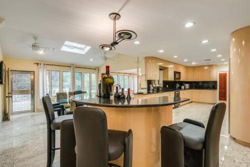 Galería fotográfica de Serene Haven- Stunning Yard, Pool, and Views home en Old Westbury