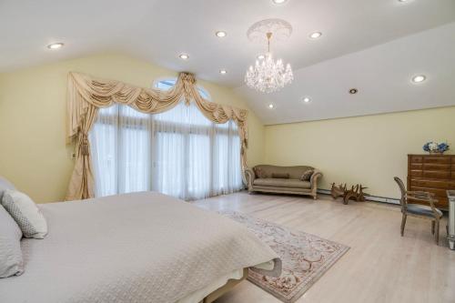 Galería fotográfica de Serene Haven- Stunning Yard, Pool, and Views home en Old Westbury