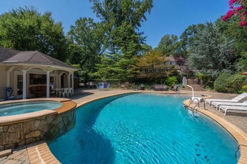 Galería fotográfica de Serene Haven- Stunning Yard, Pool, and Views home en Old Westbury
