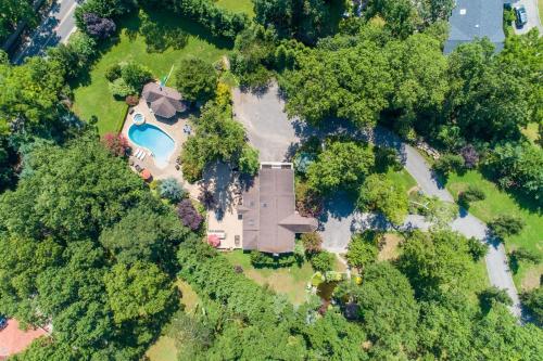 Galería fotográfica de Serene Haven- Stunning Yard, Pool, and Views home en Old Westbury