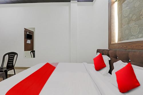 Ein Bett oder Betten in einem Zimmer der Unterkunft Hotel O R V Inn
