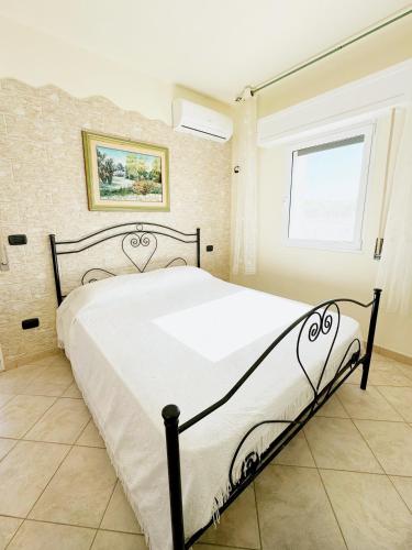 una camera da letto con un letto grande in una stanza di Terrazzo Privato, Salento, sul Mare a Torre Ovo