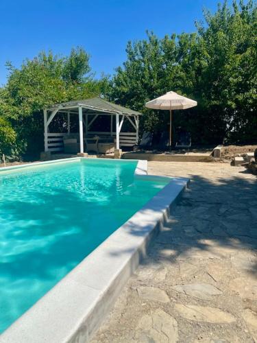 Bazén v ubytování GARDEN OASIS GUEST HOUSE nebo v jeho okolí