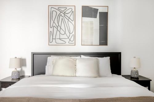 ロサンゼルスにあるWoodland Hills 2BR w Pool Gym nr Warner Center LAX-663の大きな白いベッドと2つのランプのある寝室