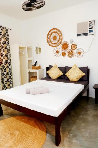 a bedroom with a large white bed in a room at Ysabelle's Inn in El Nido