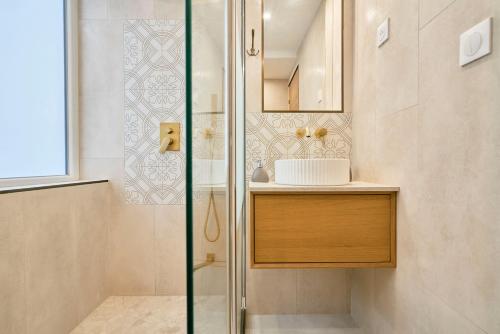 une salle de bain avec douche et lavabo dans l'établissement Proche Lille - T3 Confort - Terrasse, à Mons-en-Baroeul