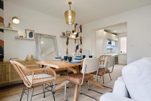 une salle à manger et un salon avec une table et des chaises dans l'établissement Proche Lille - T3 Confort - Terrasse, à Mons-en-Baroeul