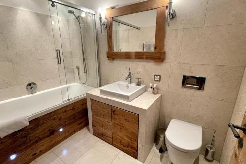 Ένα μπάνιο στο Luxury Flims Apt walking distance to Caumasee