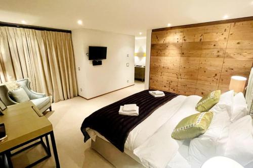 Ένα ή περισσότερα κρεβάτια σε δωμάτιο στο Luxury Flims Apt walking distance to Caumasee