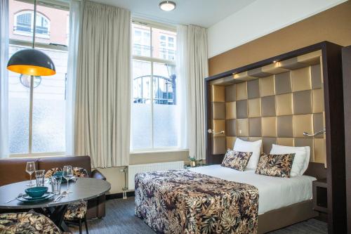 a hotel room with a bed and a table at Golden Mansion Aparthotel in Amsterdam