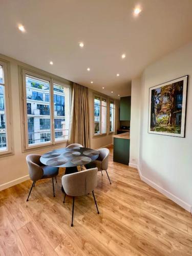 une salle à manger avec une table et des chaises dans une pièce dans l'établissement Very bright newly renovated apt with AC, à Paris